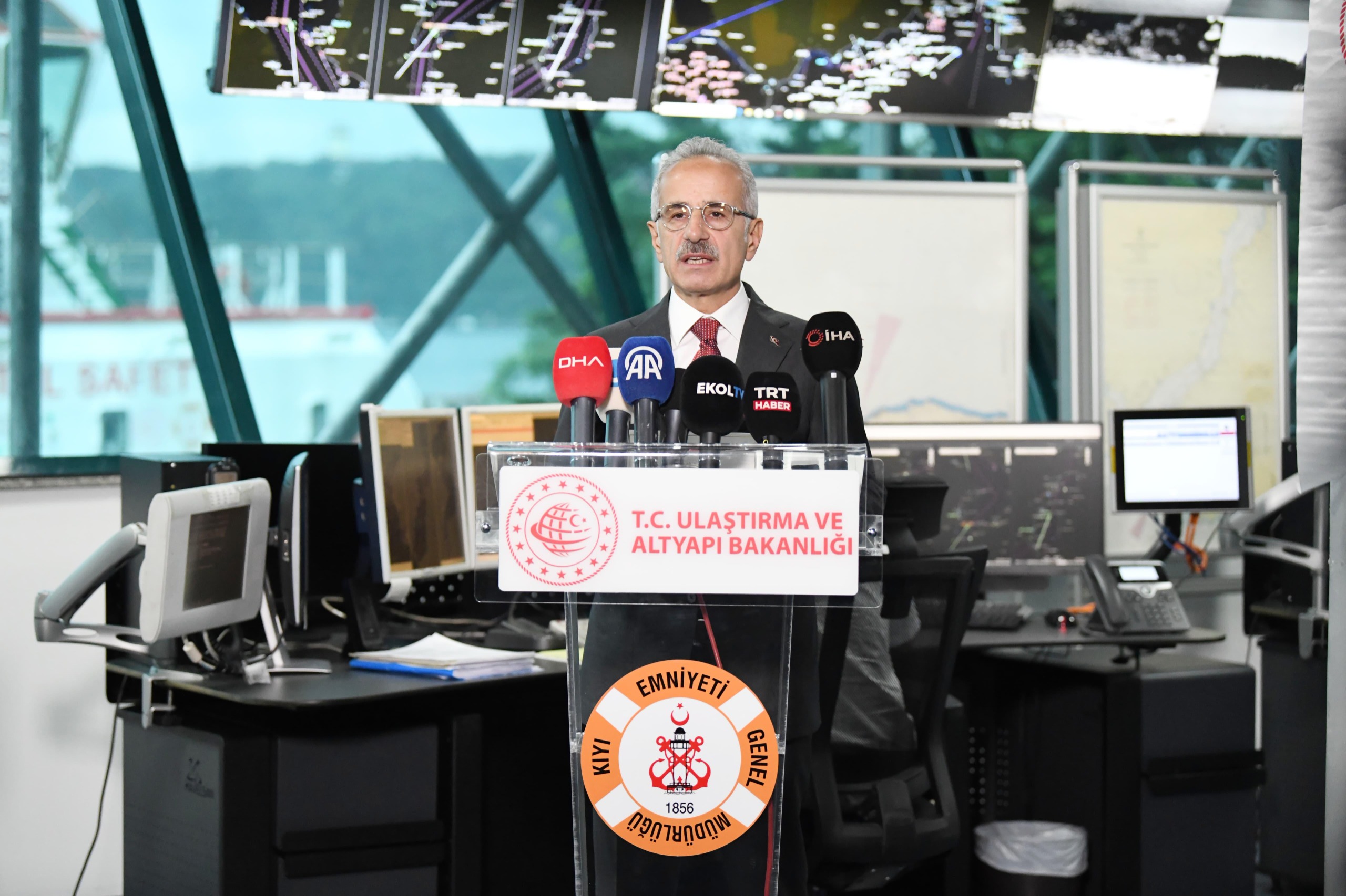 Kıyı Emniyeti Ekipleri Sert Hava Koşullarında Gemiye Müdahale Etti